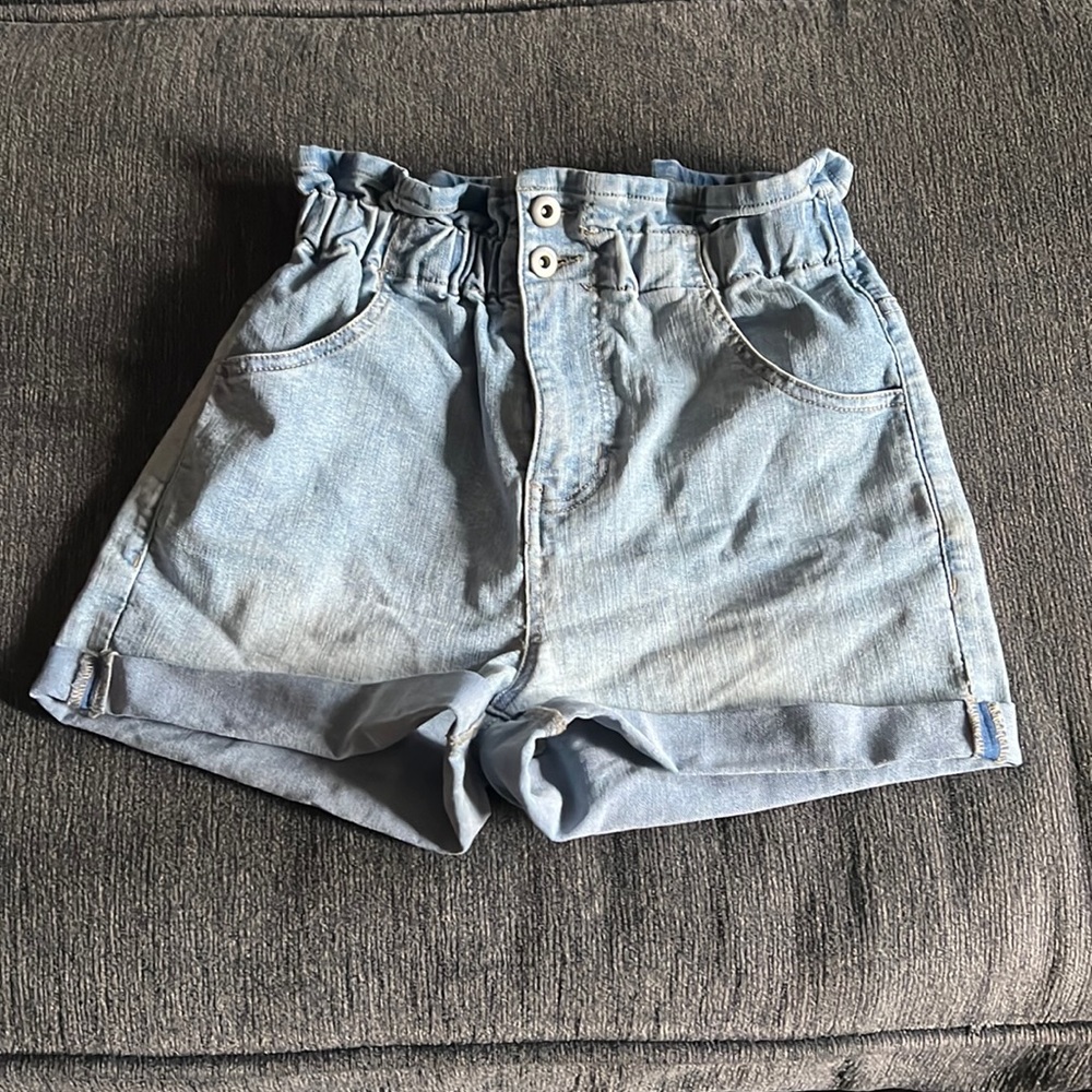 These fashionable shorts suitable for summer and spring are being sold.